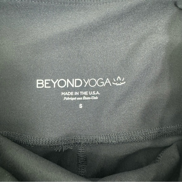 Beyond Yoga Cropped Star Metallic Print Leggings Tights Size Small NWOT - Picture 5 of 14